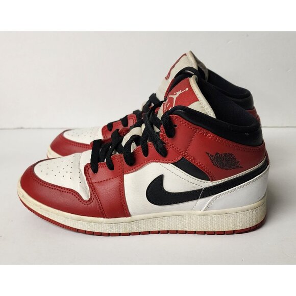 Nike Air Jordan 1 Retro Mid GS Chicago Red White Black Size 6Y - Picture 2 of 9
